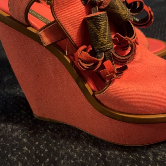 Louis Vuitton wedge heels . 38.5 ( I am a true 7.5 some 8) and it fits me well - Picture 5 of 6